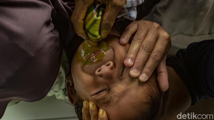 Potret Tradisi Cekok Jamu di Bantul Cekok jamu merupakan tradisi di masyarakat Jawa untuk mengatasi masalah anak susah makan. Di Bantul, Yogyakarta, tradisi cekok jamu masih dilakukan orang tua.