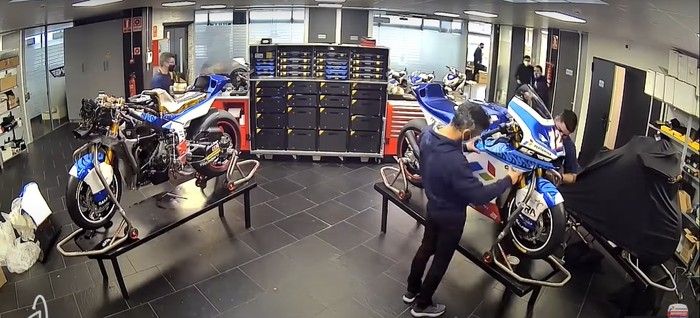 Proses perakitan motor Moto2 Pertamina Mandalika SAG Racing Team
