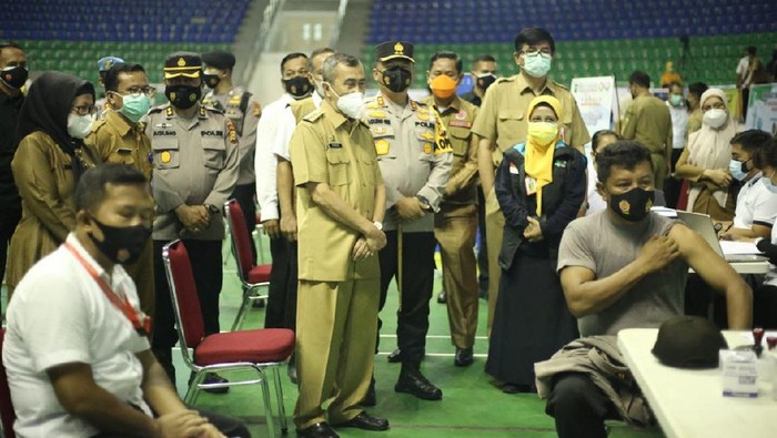 Gubernur Riau Syamsuar saat mengecek proses vaksinasi Corona di Riau