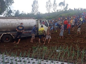 Viral Video Ratusan Orang Evakuasi Truk Kecelakaan, Panen Pujian