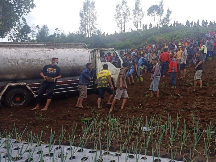 Ratusan orang gotong royong evakuasi truk kecelakaan di Karanganyar, Minggu (2/3/2021).