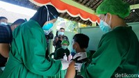 Vaksinasi di luar Bali juga dilaksanakaan apabila vaksinnya sudah dikirimkan oleh Mabes TNI melalui PT Biorfarma.  (Tim detikcom)