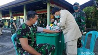 Kepala Kesehatan Komando Daerah Militer (Kakesdam) IX/Udayana, Kolonel Ckm I Made Mardika menuturkan, vaksinasi yang dilakukan ini atas prakarsa Kepala Staf Angkatan Darat (KSAD), Jenderal TNI Andika Perkasa. (Tim detikcom)