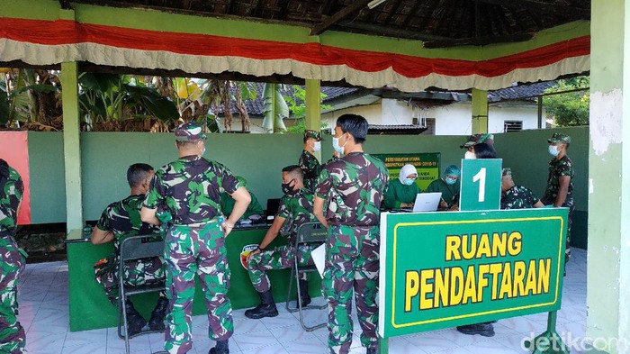 Sebanyak 1.000 personel Kodam Udayana menjalani vaksinasi COVID-19 hari ini. Sebanyak 1.000 personel lainnya akan menjalani vaksinasi besok (Tim detikcom) Sebanyak 1.000 personel Kodam Udayana menjalani vaksinasi COVID-19 hari ini. Sebanyak 1.000 personel lainnya akan menjalani vaksinasi besok (Tim detikcom)