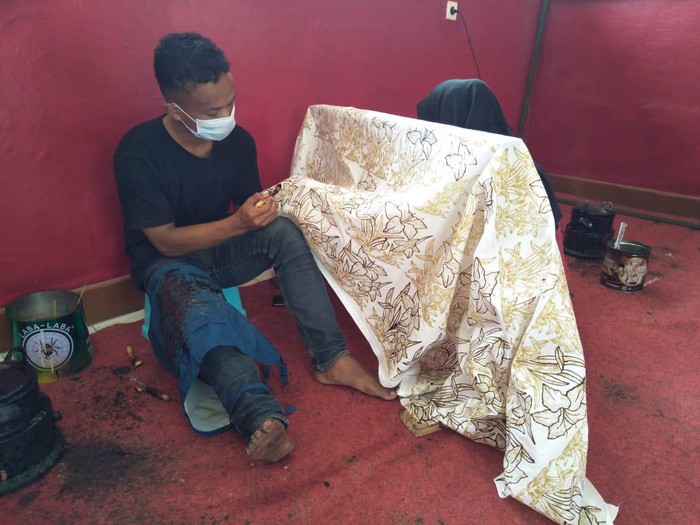 Seorang warga disabilitas di Panti Rehabilitasi Sosial tengah membatik tulis