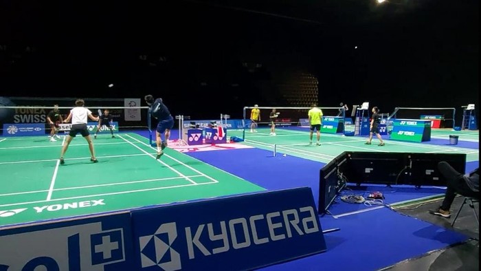 Pebulutangkis Indonesia berlatih di lapangan Swiss Open 2021, Senin (1/3).