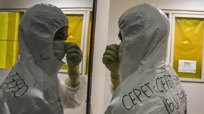 Setahun Corona, Wisma Atlet Jadi Saksi Kerja Keras RI Atasi Pandemi Setahun sudah virus Corona merebak di Indonesia. Upaya mengatasi pandemi pun dilakukan salah satunya alih fungsi Wisma Atlet jadi Rumah Sakit Darurat COVID-19.