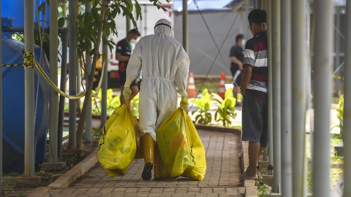 Setahun Corona, Wisma Atlet Jadi Saksi Kerja Keras RI Atasi Pandemi Setahun sudah virus Corona merebak di Indonesia. Upaya mengatasi pandemi pun dilakukan salah satunya alih fungsi Wisma Atlet jadi Rumah Sakit Darurat COVID-19.