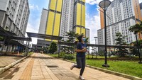 Seorang pasien COVID-19 berolah raga di Rumah Sakit Darurat COVID-19 Wisma Atlet, Kemayoran, Jakarta, Selasa (2/3/2021).