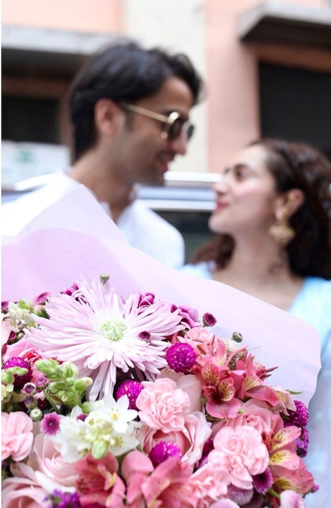 Shaheer Sheikh dan Ruchikaa Kapoor kerap membagikan momen kebersamaan keduanya ketika tengah berlibur di media sosial mereka masing-masing. Ini adalah salah satu potret keduanya ketika tengah berlibur. Foto: Instagram/@shaheernsheikh