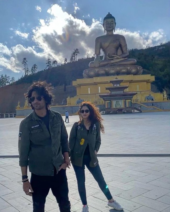 Shaheer dan Ruchikaa telah bepergian bersama ke berbagai macam tempat, salah satunya adalah Vihara Taktsang Palphug. Kuil Buddha tersebut terletak di Himalaya. Foto: Instagram/@shaheernsheikh