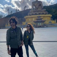 Shaheer dan Ruchikaa telah bepergian bersama ke berbagai macam tempat, salah satunya adalah Vihara Taktsang Palphug. Kuil Buddha tersebut terletak di Himalaya. Foto: Instagram/@shaheernsheikh
