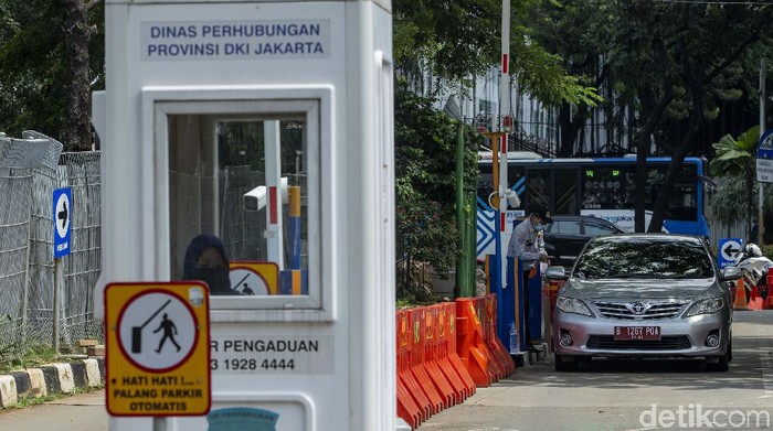 Uji coba insentif parkir untuk kendaraan yang lulus uji emisi mulai berlaku di Jakarta. Namun insentif itu tak berlaku bagi kendaraan yang belum lulus uji emisi