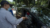 Sementara itu, terkait dengan pemberlakuan uji coba insentif biaya parkir di Ibu Kota, kendaraan yang telah lulus uji emisi akan mendapatkan tarif parkir rendah.