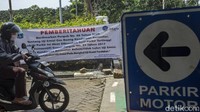 Seorang pengendara motor memasuki area parkiran IRTI di Jakarta, Selasa (2/3/2021).