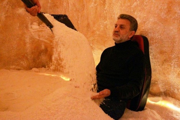 Libya memiliki spa unik yang menggunakan garam untuk terapi. Meski baru dibuka, masyarakat tampak antusias mencoba spa garam ini.