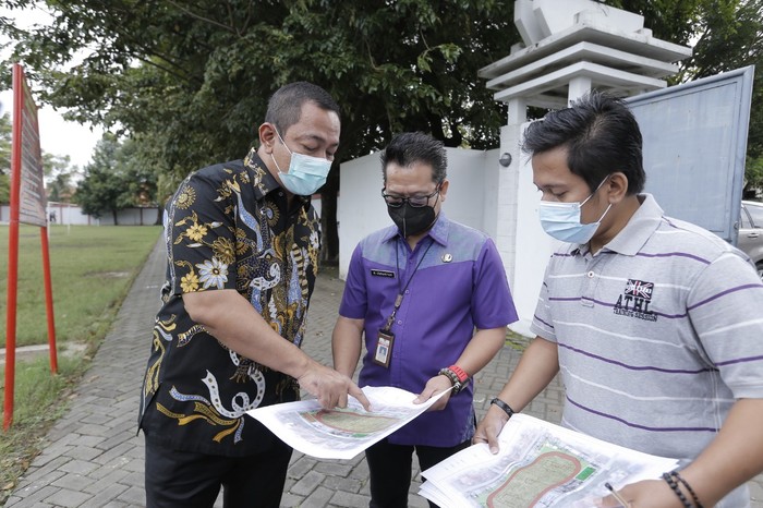Sport center dengan lapangan berukuran 130 x 80 m ini akan difokuskan pembangunannya pada peningkatan lapangan sepak bola, lapangan futsal, lapangan voli, skatepark, hingga lintasan lari sintetis.