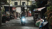 Pada hari Selasa (2/3/2021) sore, tidak terlihat banyak aktivitas warga di Kampung Betawi. Hanya sesekali kendaraan bermotor hilir mudik melintasi Jl Situ Babakan (Andhika Prasetya/detikcom)