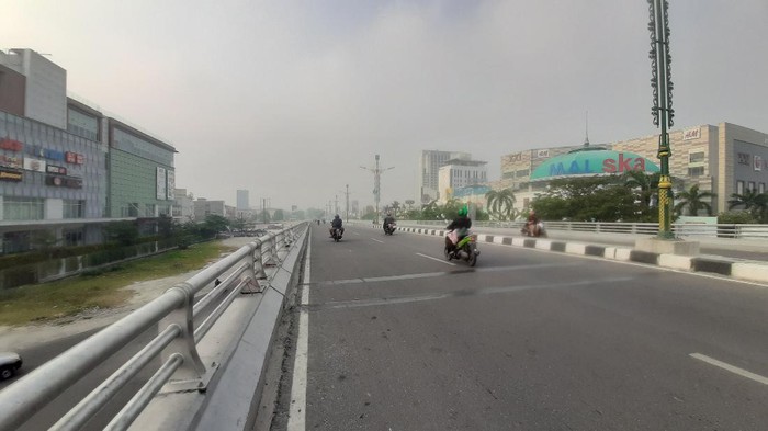 Suasana Kota Pekanbaru saat diselimuti kabut asap tipis hari ini.