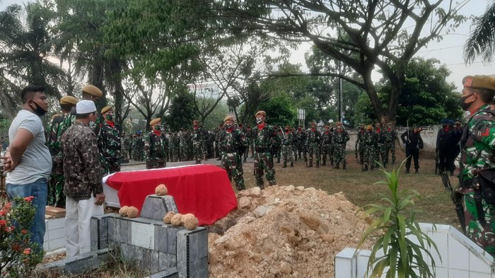 Suasana pemakaman Praka Dedi Irawan (Raja Adil-detikcom)