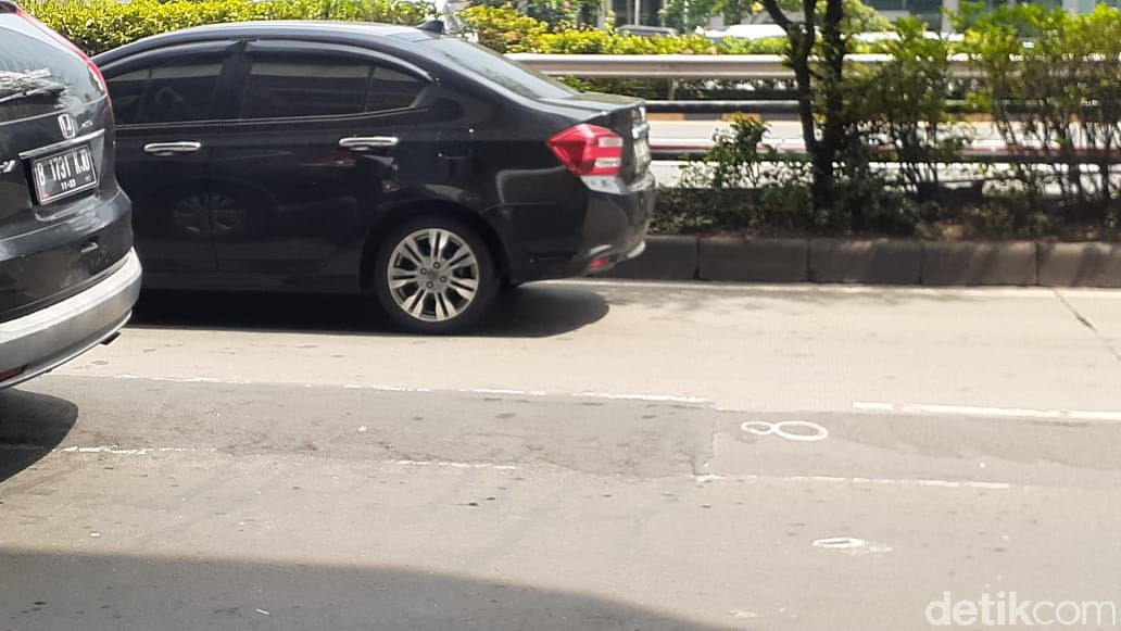 Tambalan di Jl MT Haryono, Jakarta, 2 Maret 2021. (Afzal Nur Iman/detikcom)