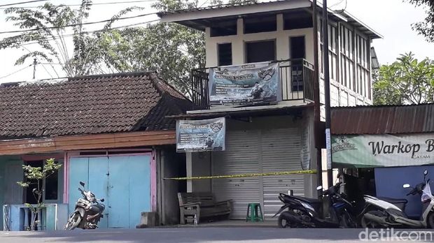 Tiga terduga teroris diringkus Densus 88 Antiteror di Bojonegoro pagi tadi. Salah satunya YP (40) yang tinggal di Jalan Raya Kuncen, Desa Kuncen, Padangan.
