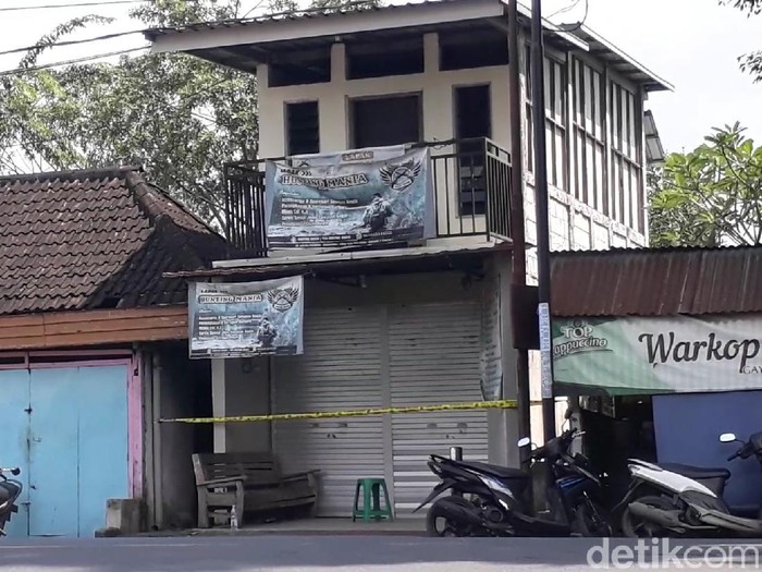 Tiga terduga teroris diringkus Densus 88 Antiteror di Bojonegoro pagi tadi. Salah satunya YP (40) yang tinggal di Jalan Raya Kuncen, Desa Kuncen, Padangan.