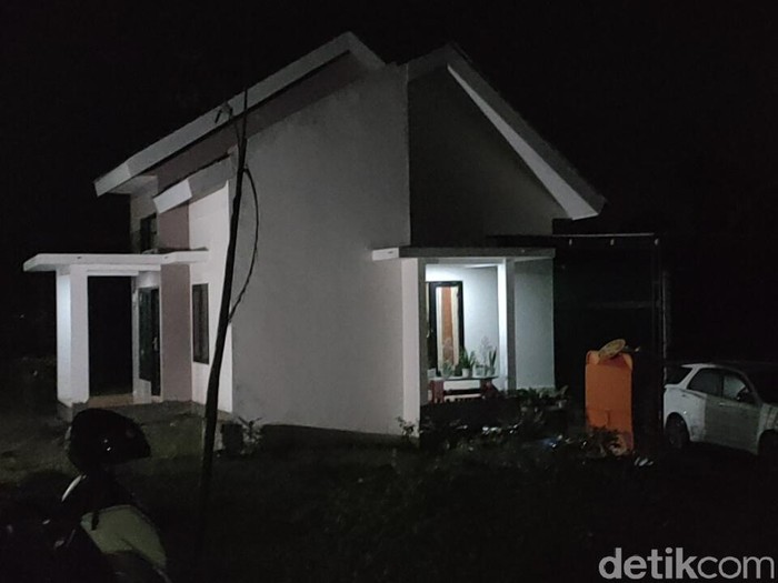 Dua terduga teroris diamankan Densus 88 Antiteror di Kabupaten Kediri siang tadi. Keduanya diamankan saat keluar rumah menggunakan mobil.