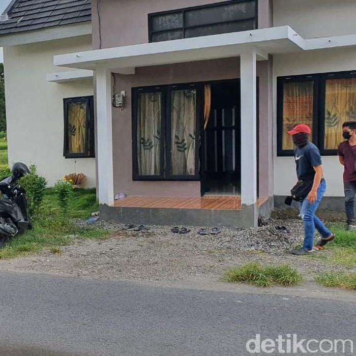 Dua terduga teroris diamankan Densus 88 Antiteror di Kabupaten Kediri siang tadi. Keduanya diamankan saat keluar rumah menggunakan mobil.