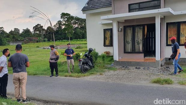 Dua terduga teroris diamankan Densus 88 Antiteror di Kabupaten Kediri siang tadi. Keduanya diamankan saat keluar rumah menggunakan mobil.