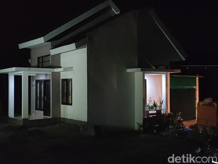 Dua terduga teroris diamankan Densus 88 Antiteror di Kabupaten Kediri siang tadi. Keduanya diamankan saat keluar rumah menggunakan mobil.
