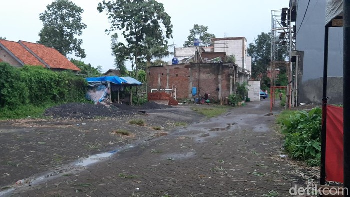 Densus 88 Antiteror kembali menangkap seorang terduga teroris di Malang. Kali ini berinisial BS (41).