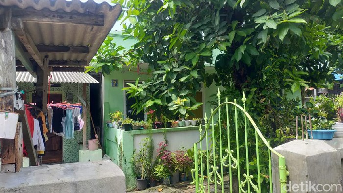 Densus 88 Antiteror juga menangkap terduga teroris di Surabaya Barat. Penggeledahan kemudian dilakukan di rumahnya yang berada di Surabaya Utara.