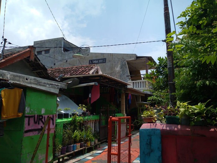 Densus 88 Antiteror juga menangkap terduga teroris di Surabaya Barat. Terduga teroris tersebut yakni ZA (43).