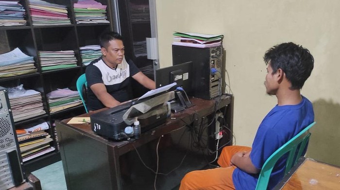 Tersangka TS sedang diperiksa polisi