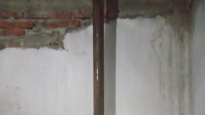 Tiang listrik di dalam rumah, Bandung, Jawa Barat (Agus Rustino)