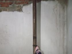 Tiang Listrik di Kamar Mandi Rumah, Bagaimana Cara Memindahkannya?
