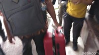 Selama 6 jam lamanya, ada 3 koper diduga berisi berkas yang diamankan KPK.