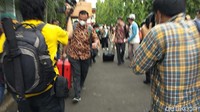 3 Koper itu terdiri dari 2 koper berwarna hitam dan 1 koper lainnya berwarna merah.