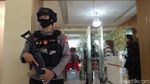 Potret KPK Geledah Kantor-Mobil Dinas PUTR Sulsel Usai OTT Nurdin Abdullah