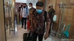 Potret KPK Geledah Kantor-Mobil Dinas PUTR Sulsel Usai OTT Nurdin Abdullah