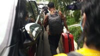 Tim KPK turut bersama seorang berpakaian ASN dan seorang berpakaian honorer Pemprov Sulsel saat menggeledah mobil operasional Dinas PUTR tersebut.
