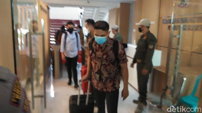 Tim KPK geledah Kantor Dinas PUTR Sulsel. Tim KPK geledah Kantor Dinas PUTR Sulsel.