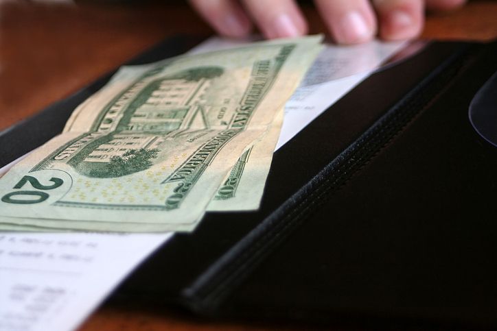 Seorang pelanggan meninggalkan tip untuk restoran di Amerika yang terdampak pandemi COVID-19. Jumlahnya sangat tinggi mencapai Rp 95 juta!