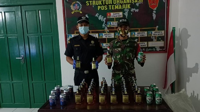 TNI amankan TKI ilegal dan puluhan botol miras di perbatasan RI-Malaysia, Kalbar