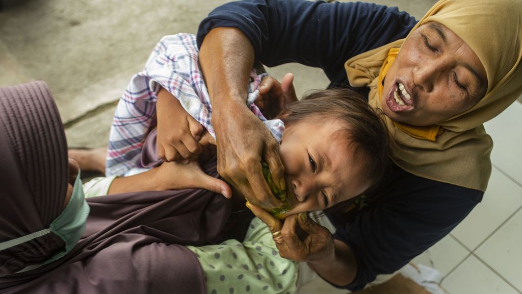 Tradisi cekok jamu bagi anak-anak di Bantul