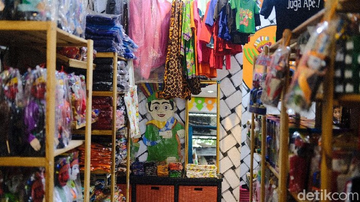 UMKM jadi salah satu sektor terdampak pandemi COVID-19. Pedagang ondel-ondel di dekat Setu Babakan, Jakarta, ini punya cara untuk mempertahankan omzet (Andhika Prasetya/detikcom)