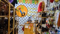 Di tengah pandemi COVID-19, dia juga menjual keperluan lain seperti masker, hand sanitizer, sampai bubble wrap yang biasa dipakai pedagang online mengemas dagangannya. (Andhika Prasetya/detikcom)