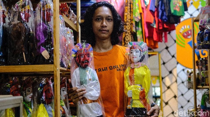 UMKM jadi salah satu sektor terdampak pandemi COVID-19. Pedagang ondel-ondel di dekat Setu Babakan, Jakarta, ini punya cara untuk mempertahankan omzet (Andhika Prasetya/detikcom) UMKM jadi salah satu sektor terdampak pandemi COVID-19. Pedagang ondel-ondel di dekat Setu Babakan, Jakarta, ini punya cara untuk mempertahankan omzet (Andhika Prasetya/detikcom)