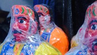Barang yang dijual macam-macam, antara lain ondel-ondel, mainan ondel-ondel, suvenir khas Betawi, sampai minuman bir pletok. (Andhika Prasetya/detikcom)